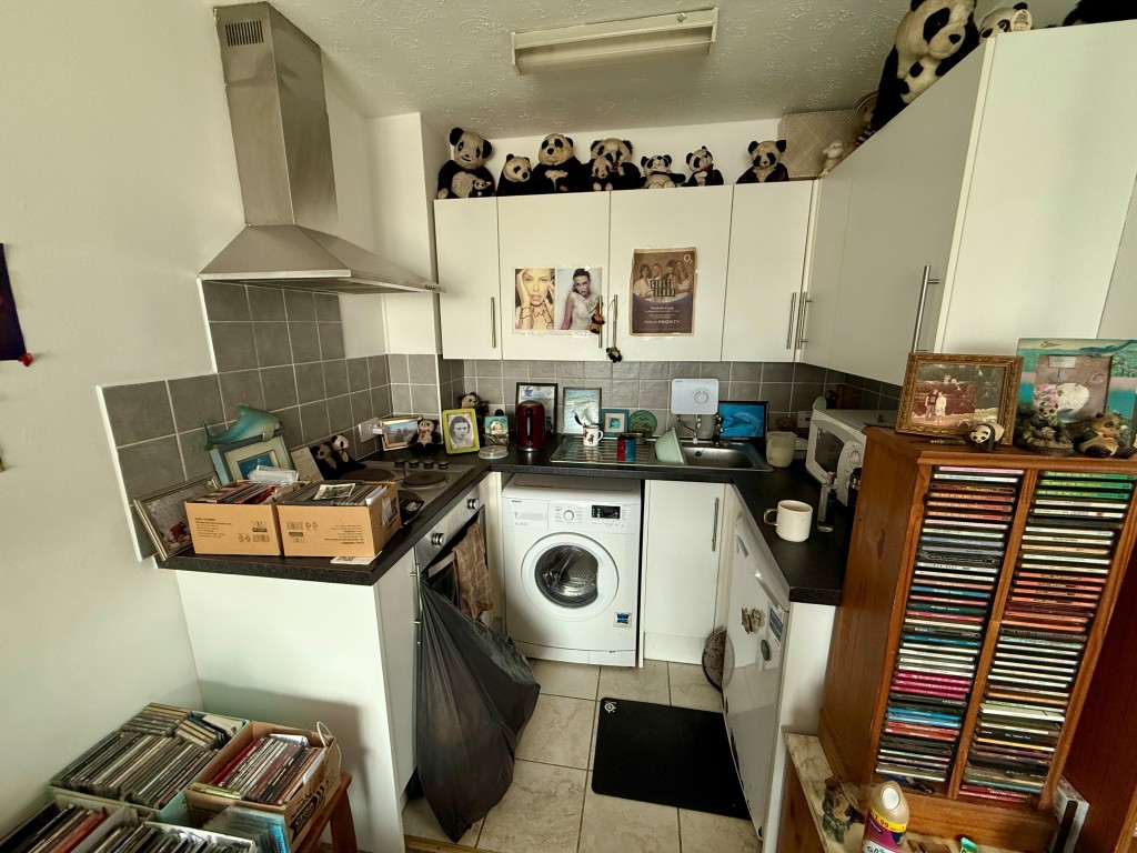 Lot: 148 - FREEHOLD BLOCK OF SIX FLATS FOR INVESTMENT - Kitchen